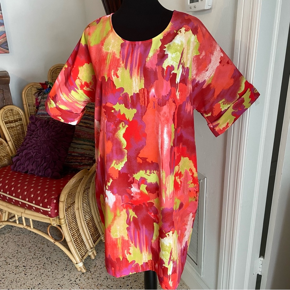 NATORI Mid Sleeve Watercolor Woven Print Shift Dress! Like new!
3/4 Sleeves! Md